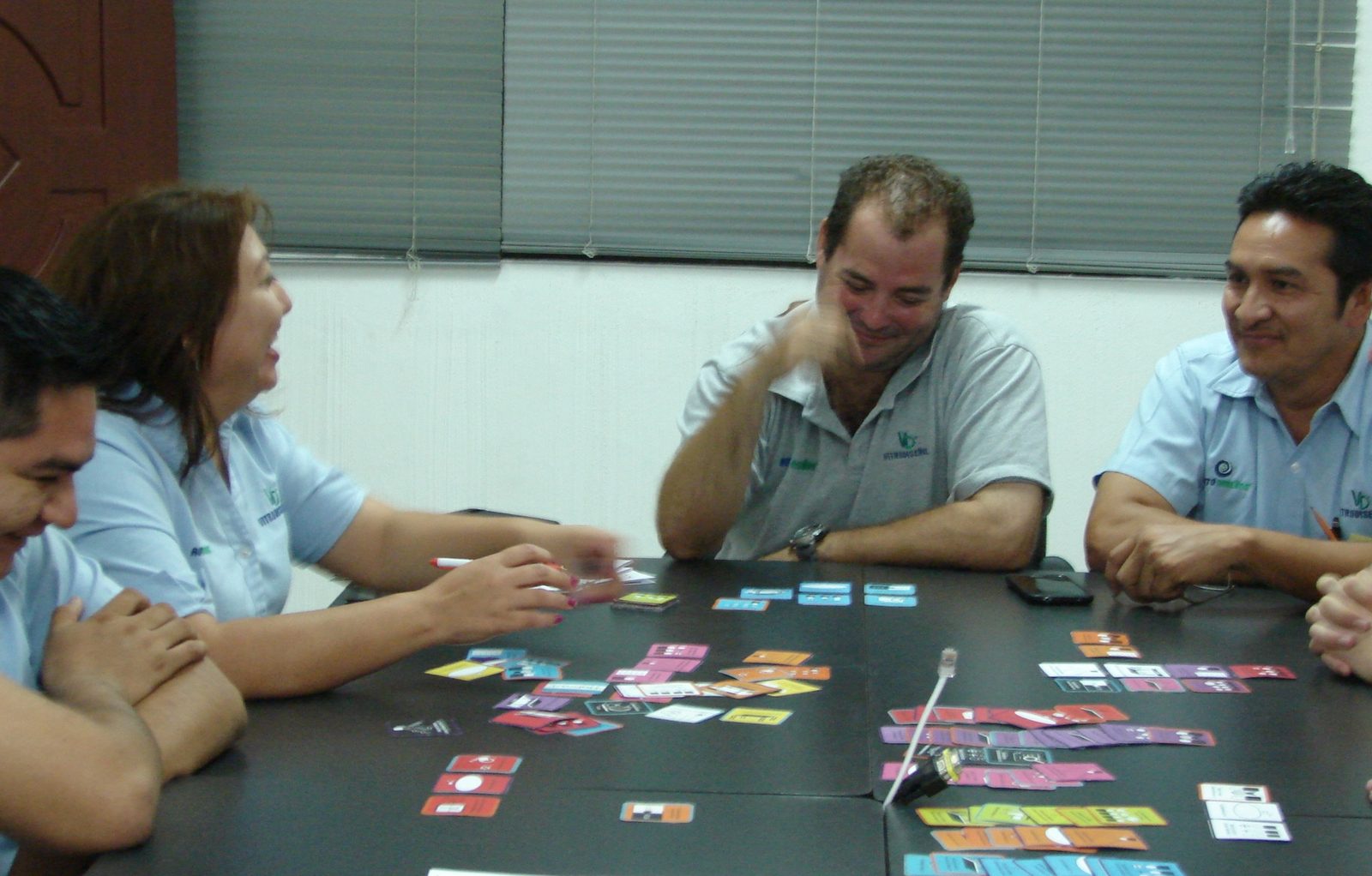 Equipo Vitrofibras VFS conversando durante sesión Habraz