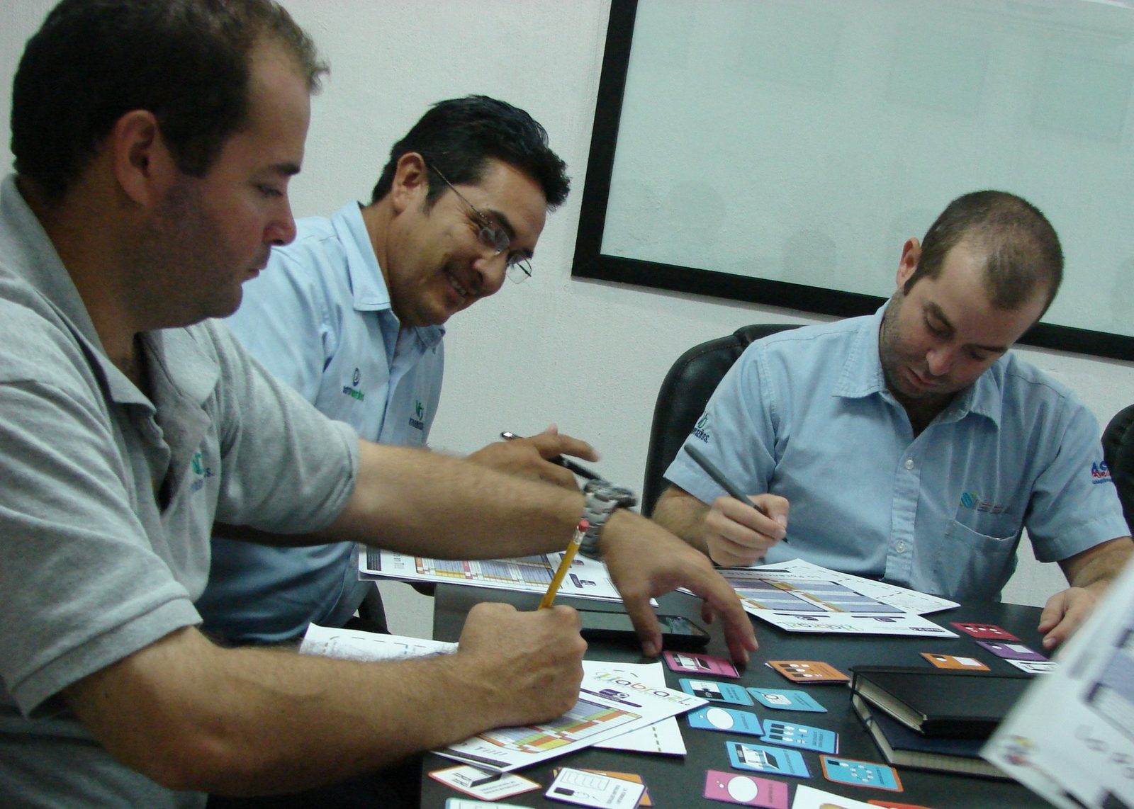 Colaboradores Vitrofibras VFS registrando puntos en hoja Habraz