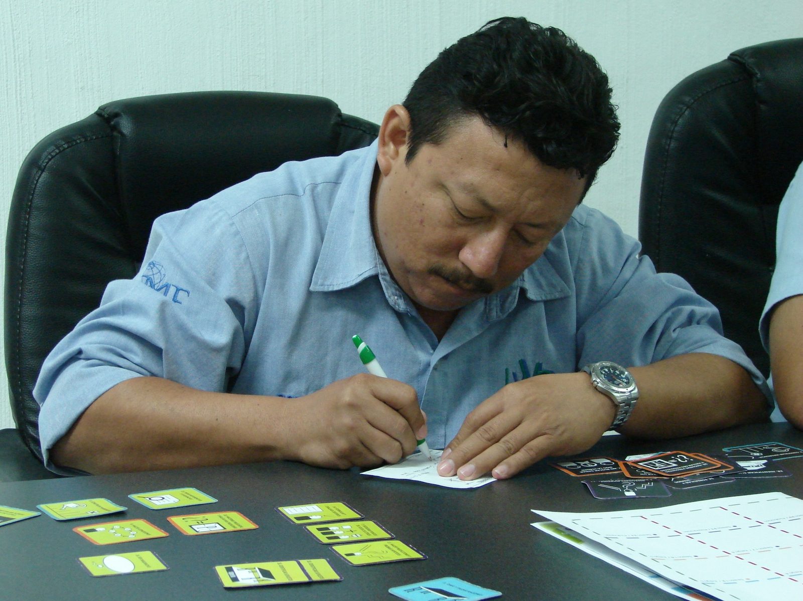 Colaborador Vitrofibras VFS anotando resultados en sesión Habraz